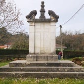 Monumento fascista instalado en San Pantaleón de Aras, junto a un parque infantil.
