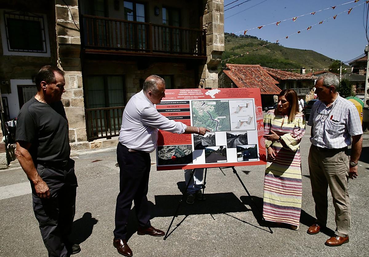Cartel informativo del acondicionamiento de la plaza de acceso a San Sebastián de Garabandal.