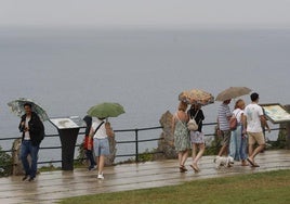 Este miércoles es día de paraguas en Santander como en esta fotografía de esta mañana en la Magdalena.