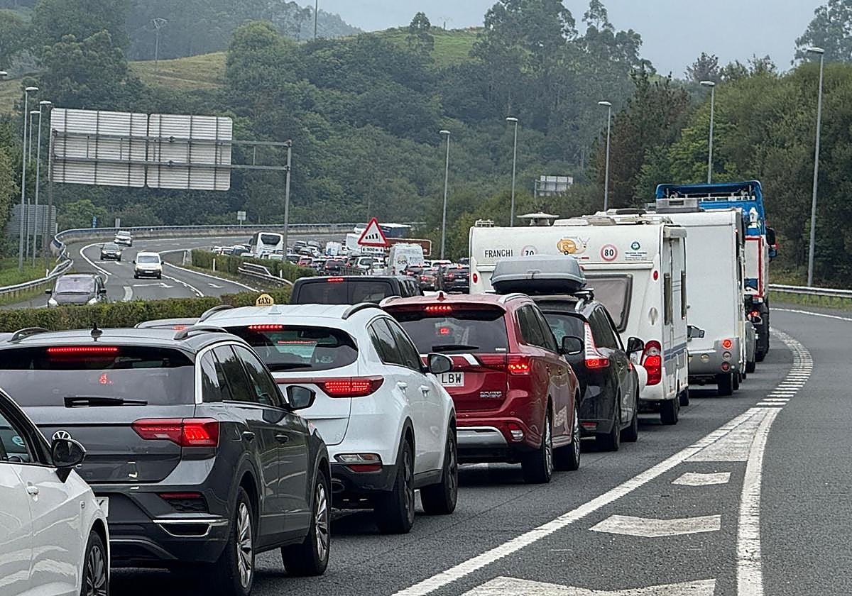 Un accidente provoca una gran retención en la A-8 a la altura de Cabezón de la Sal