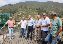 El consejero y el director general de Industria, junto a los alcaldes, en las almenas de la Torre del Infantado de Potes