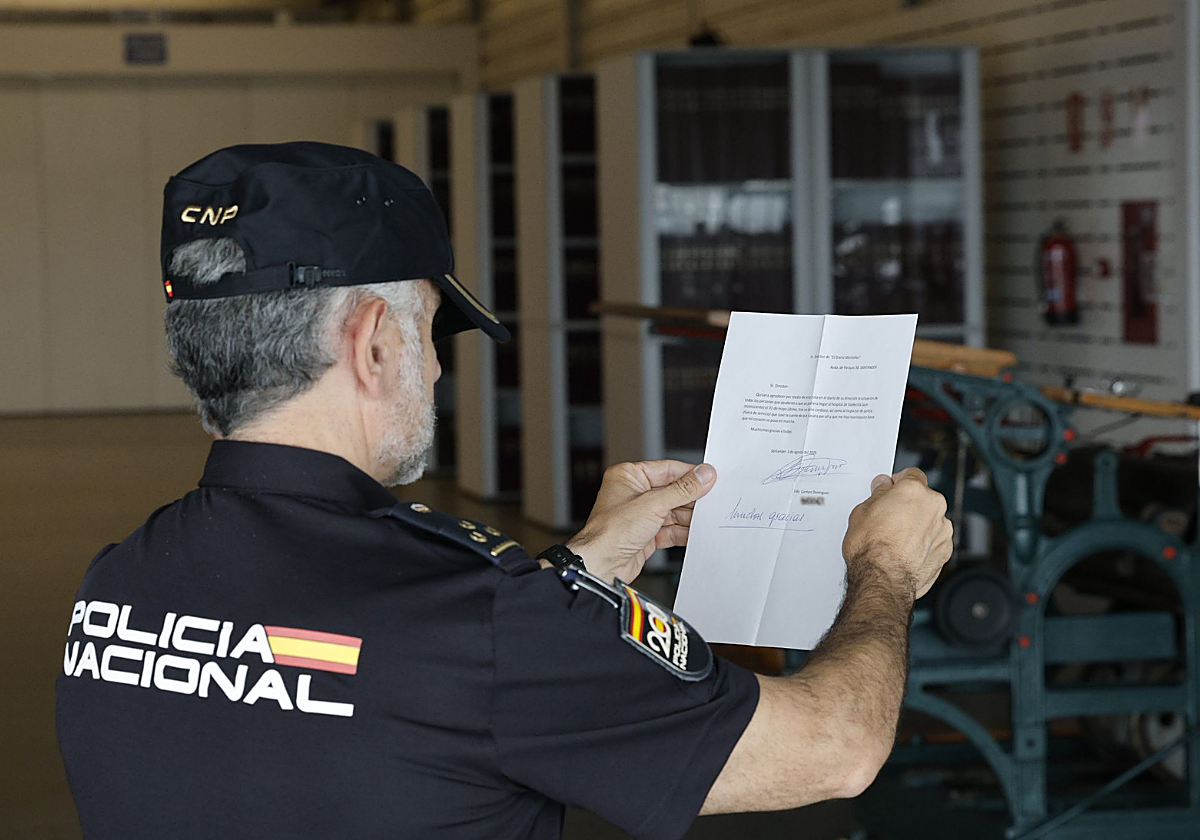 El inspector de la Policía Nacional lee la carta de Carmen en las instalaciones de El Diario Montañés.