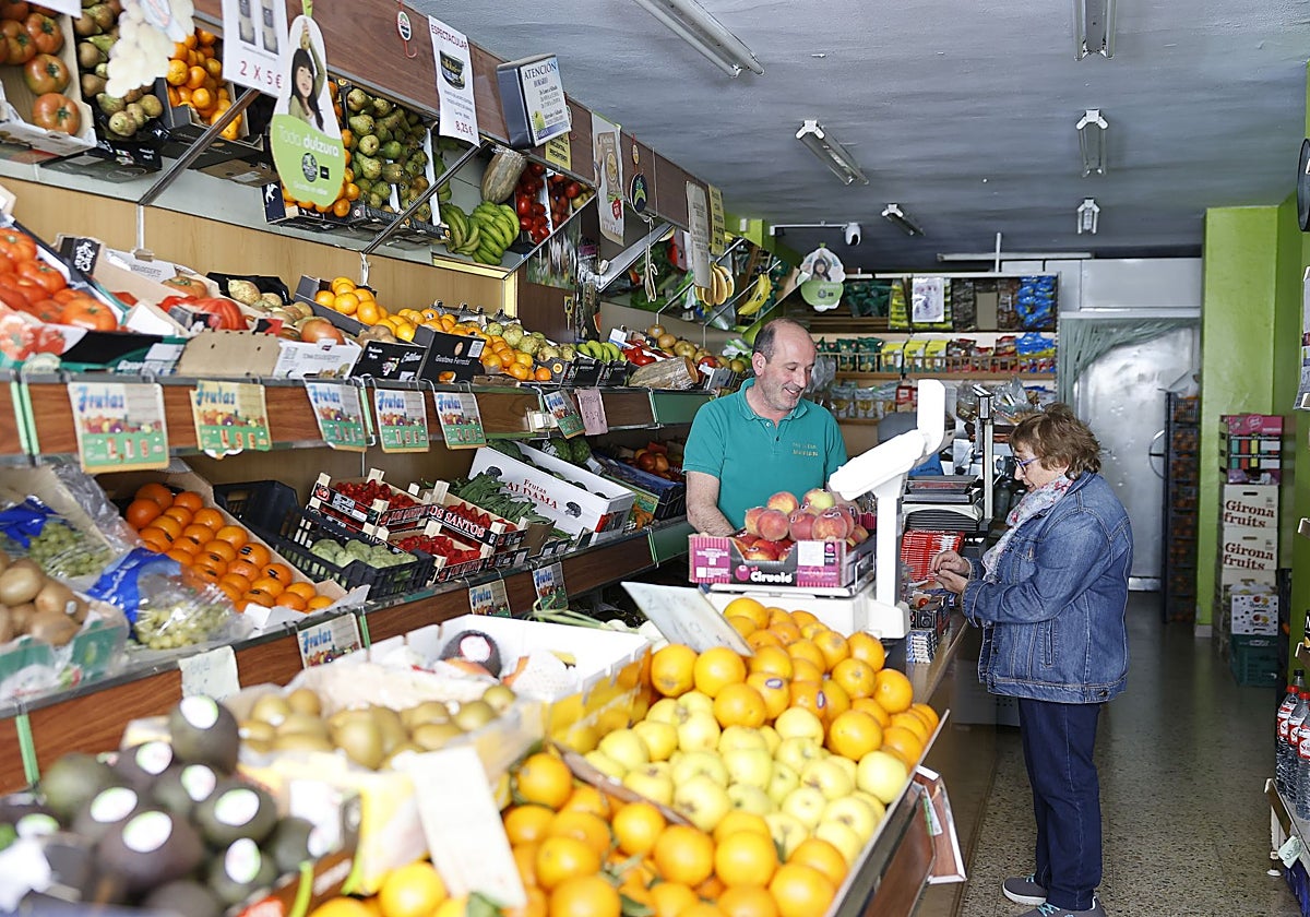 Una clienta compra en una frutería.