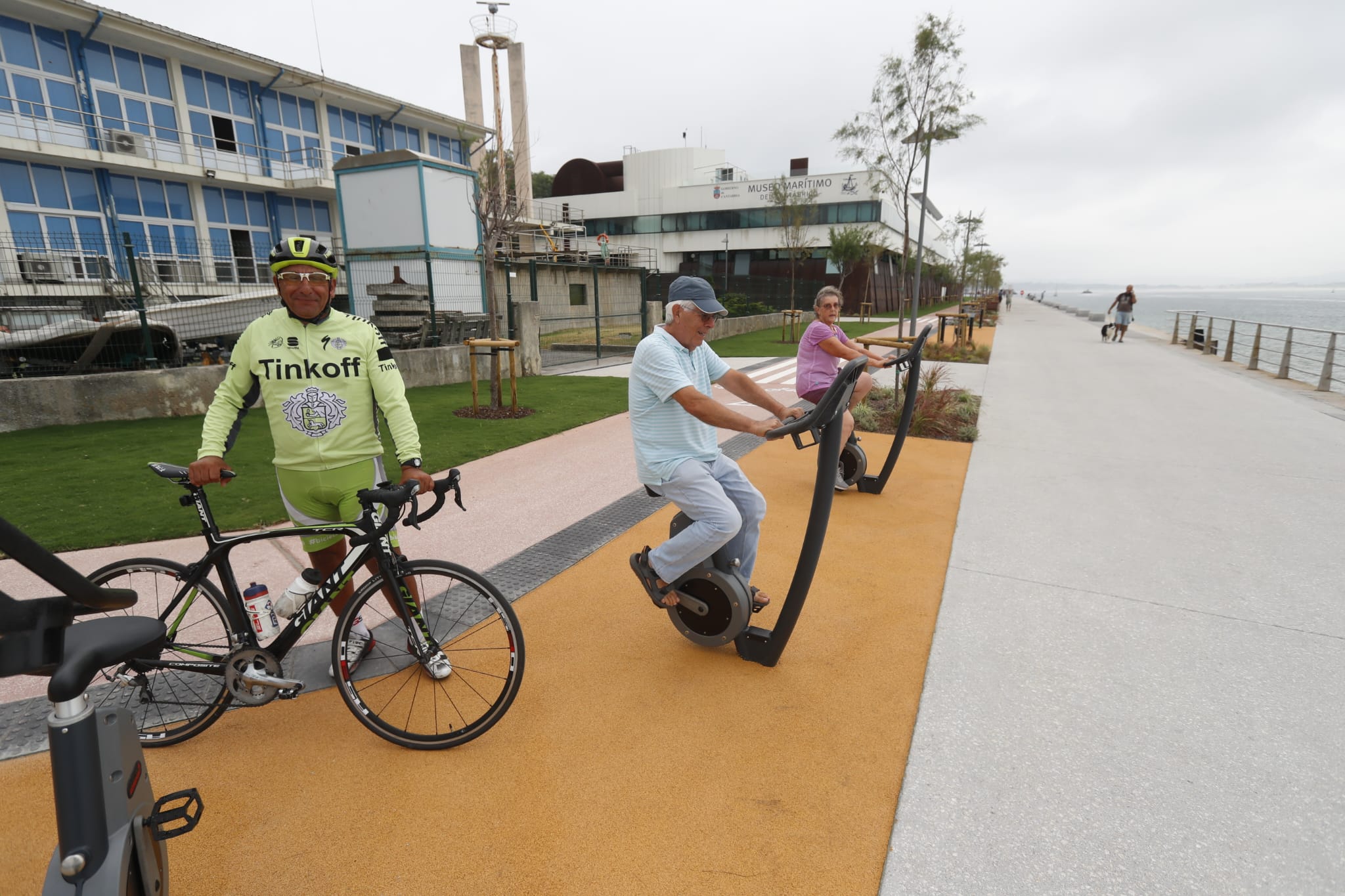 En el paseo conviven ciclistas y máquinas de bici.