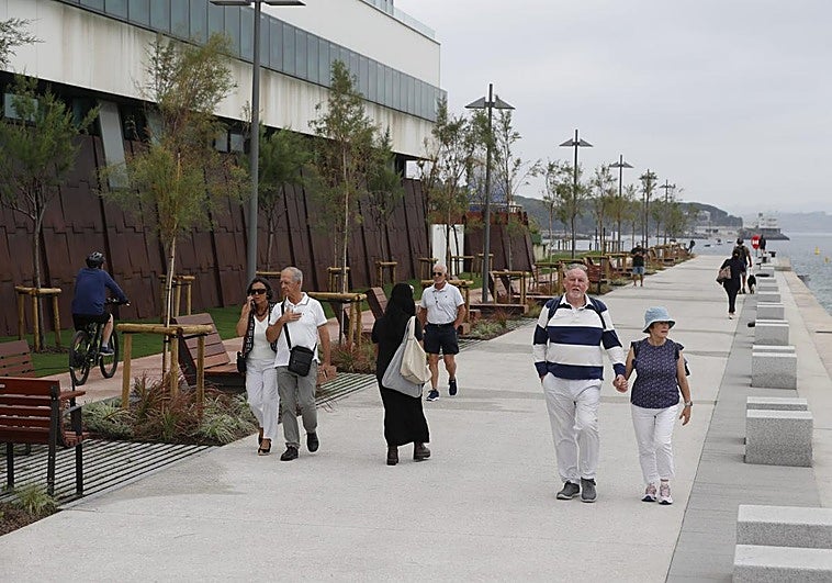 Paseantes por la zona renovada.