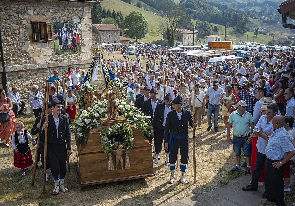 La pradera se prepara para el día de la Virgen de Valvanuz