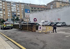 Agentes de la Policía Local cierran el parking, ayer, en Torrelavega.