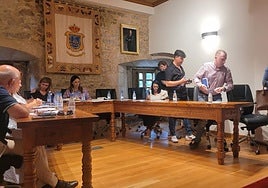 Momento del abandono del pleno por parte del Grupo Vecinos de San Vicente.