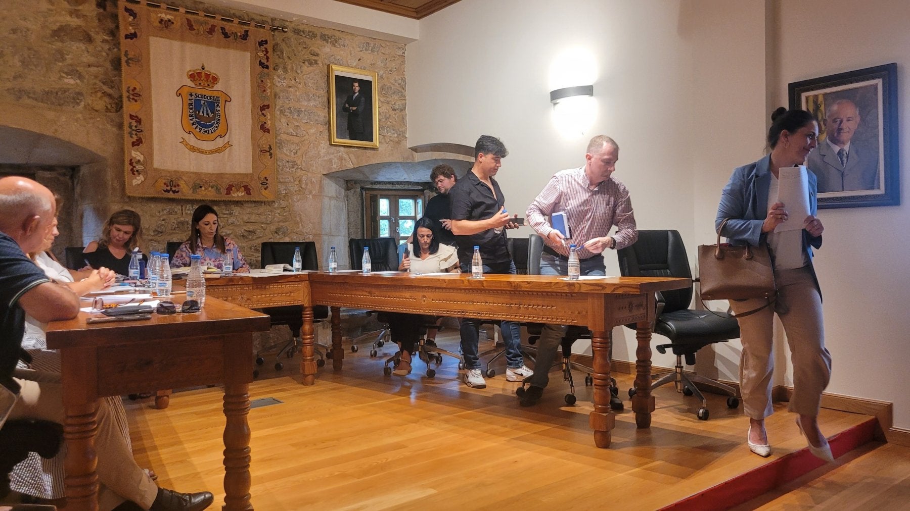 Momento del abandono del pleno por parte del Grupo Vecinos de San Vicente.