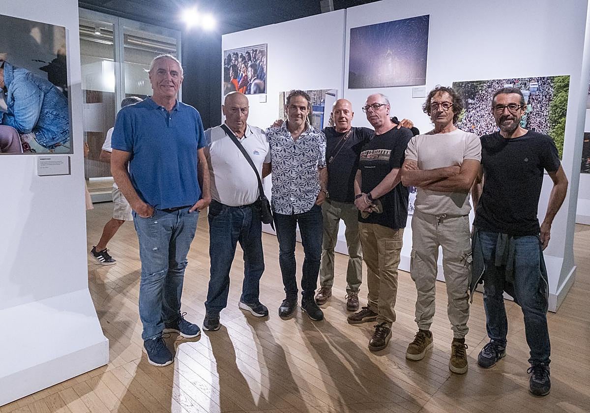De izquierda a derecha: Javier Cotera, Antonio San Emeterio, Alberto Aja, Esteban Cobo, Joaquín Gómez Sastre, Celedonio Martínez y Pedro Puente, en la inauguración de la muestra.