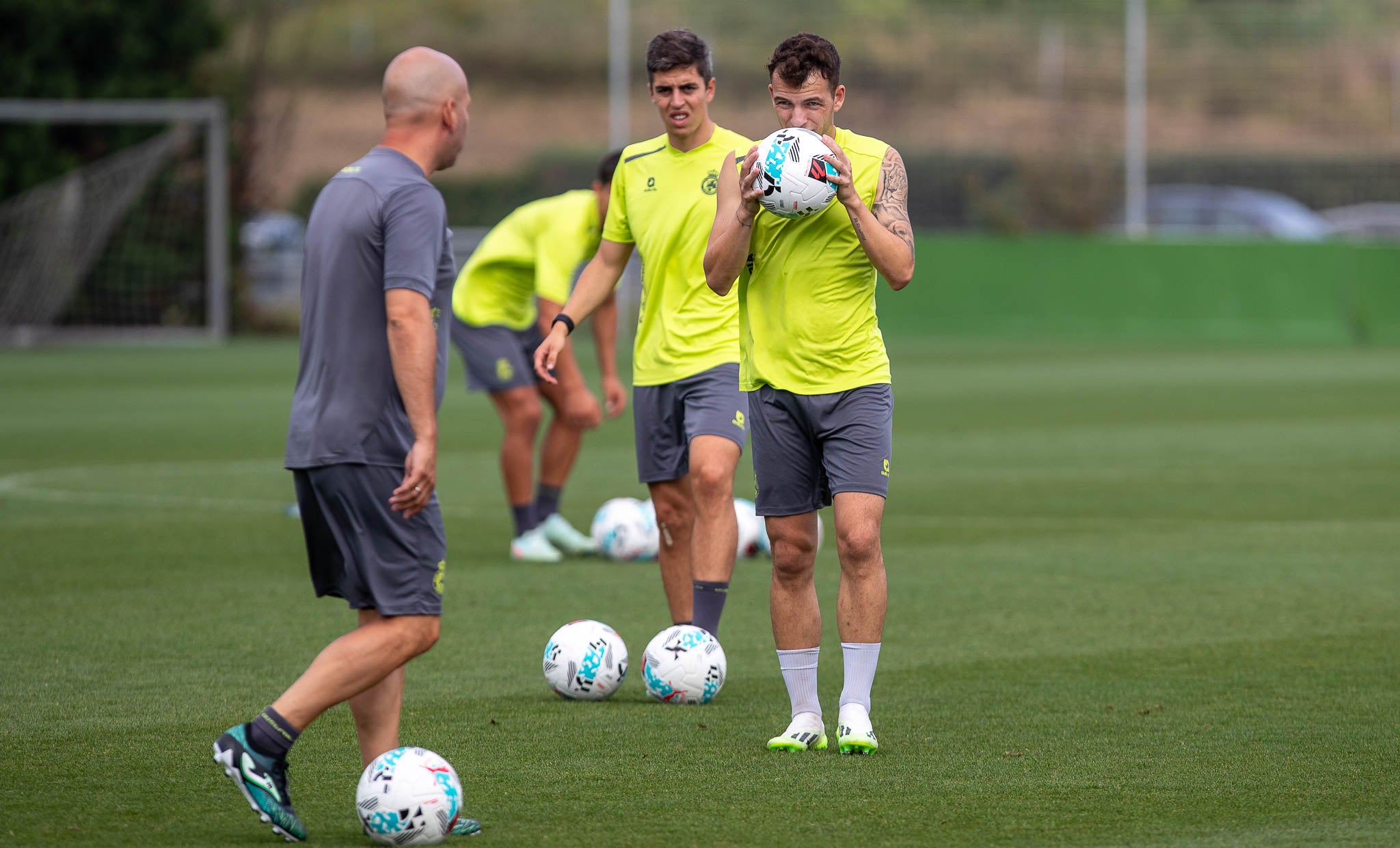 Vicente, en primer término, seguido por íñigo Sainz-Maza. Delante de ellos, José Alberto.