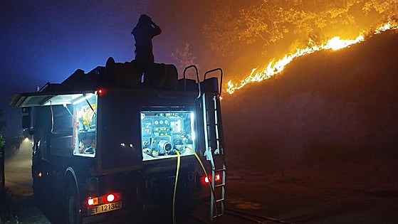 Tres muertos, hidroaviones de la UE, el cura que salva su ermita... el balance de los incendios que arrasan España