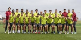 La plantilla del Racing para esta temporada posa en las Instalaciones Nando Yosu de La Albericia.