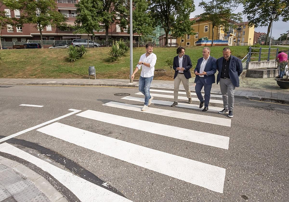 Alcalde y consejero visitan las obras realizadas.