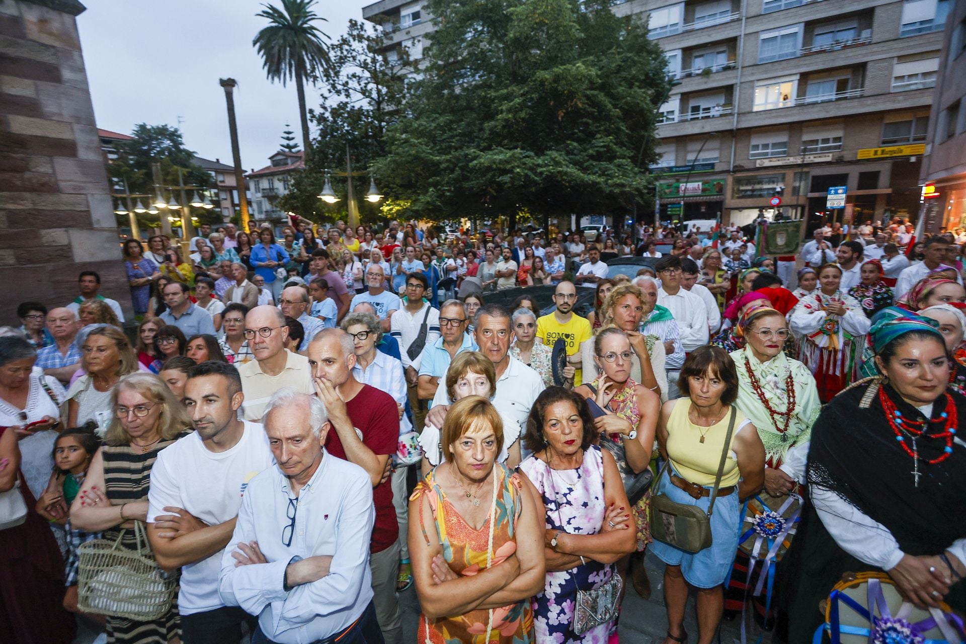 La plaza Baldomero Iglesias, a rebosar de devotos de la Virgen Grande.