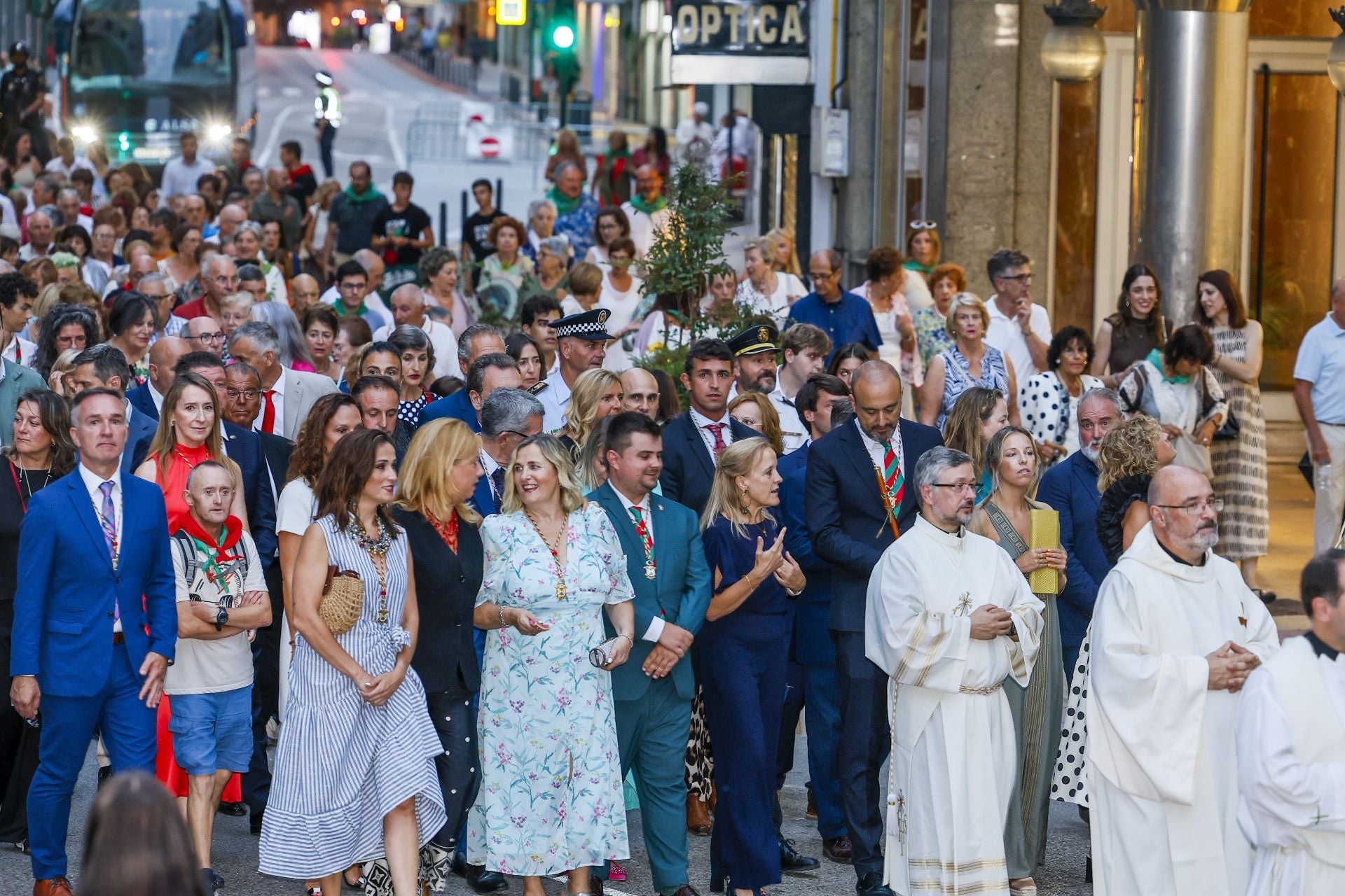 La corporación torrelaveguense y los sacerdotes, liderando la marcha.