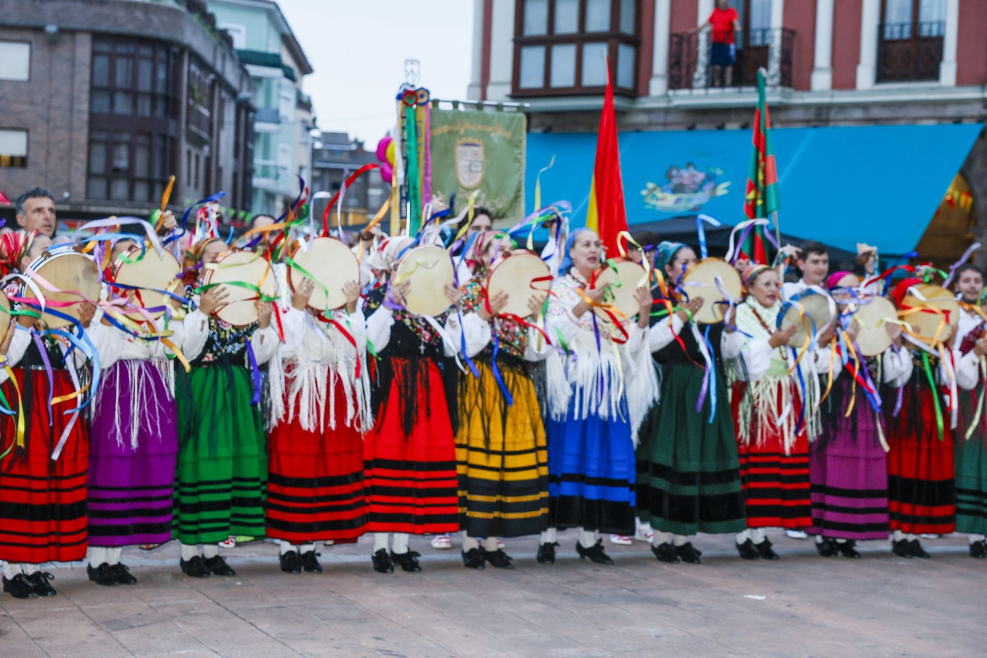 Un arcoíris de trajes regionales, a la espera de la Virgen Grande.