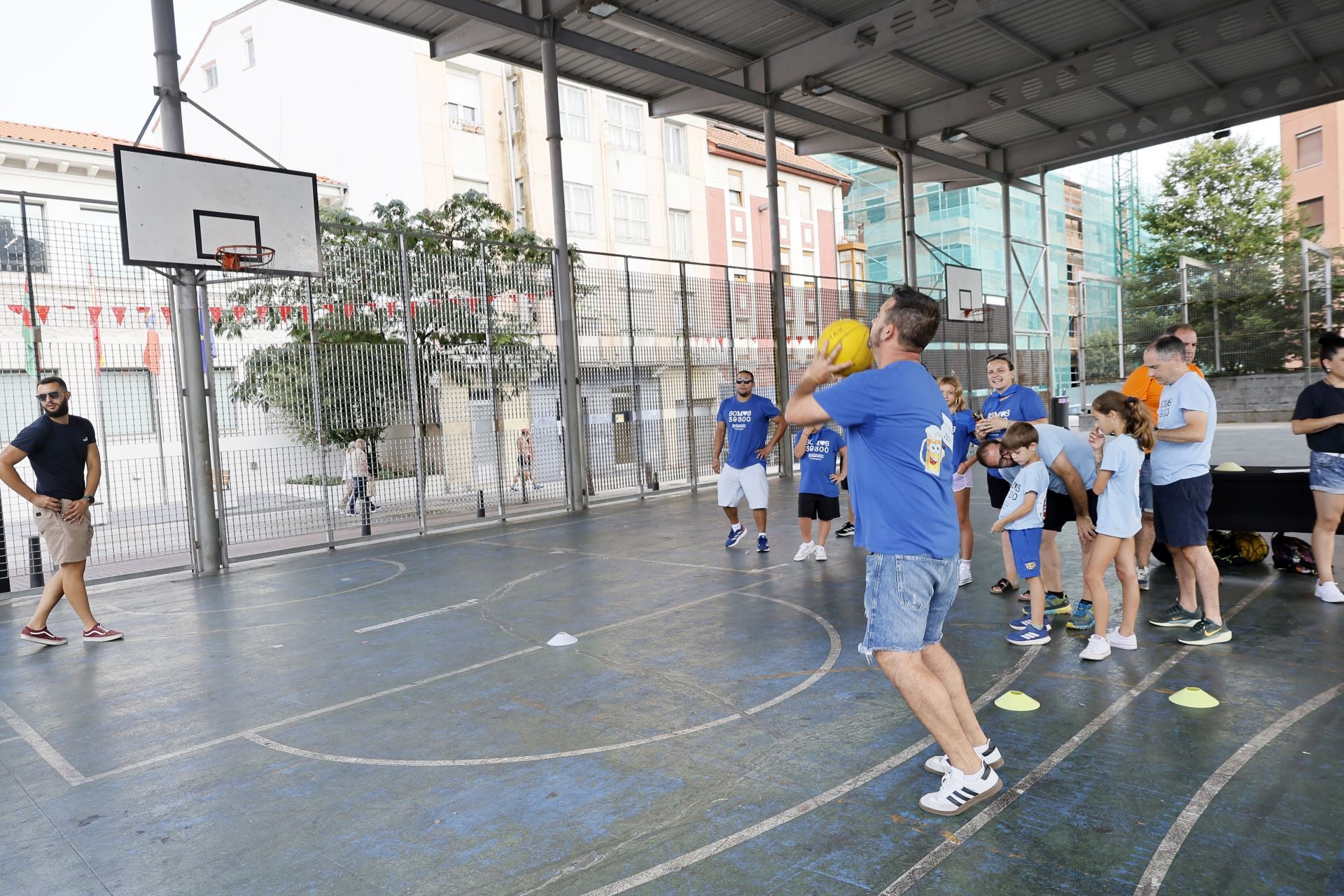 Peñistas ponen a prueba sus habilidades en el baloncesto