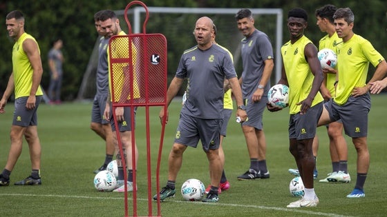 José Alberto da instrucciones en el entrenamiento de este jueves en La Albericia.