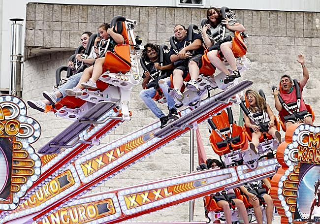 Vecinos disfrutan del Mega Kanguro XXXL.