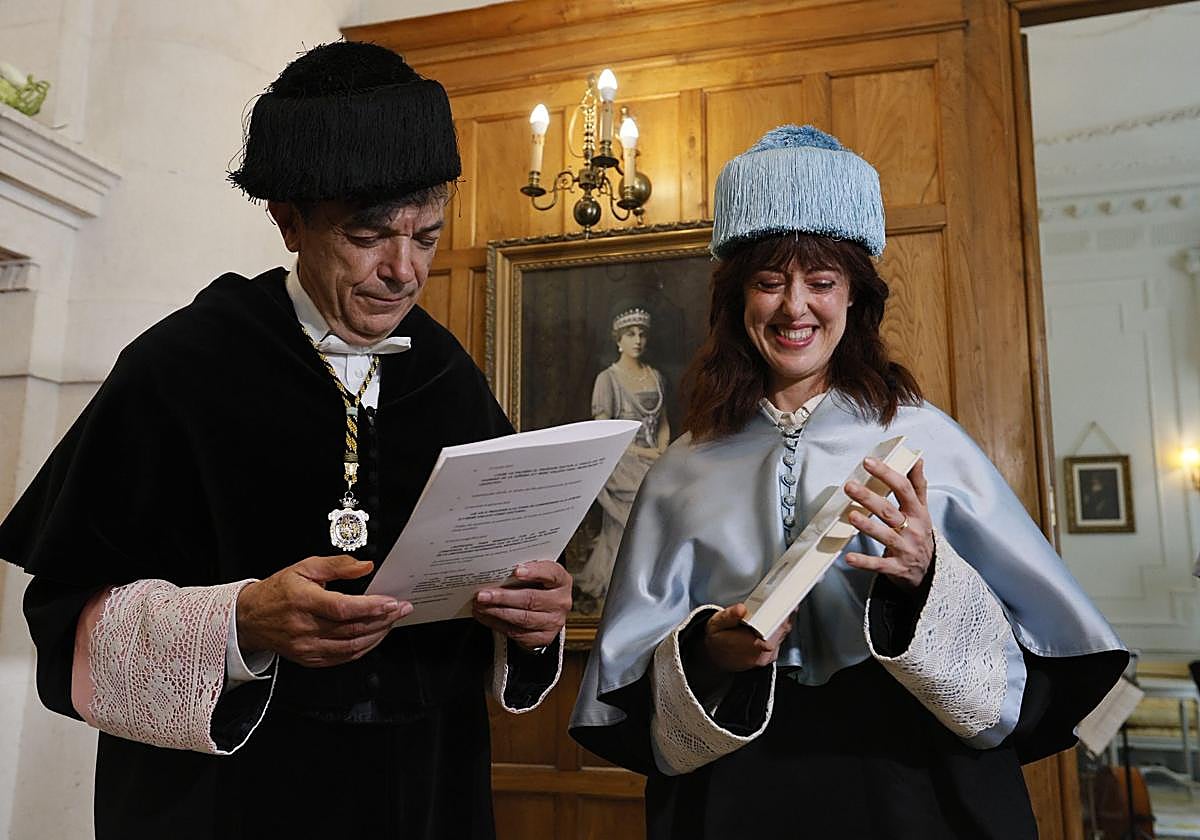 Carlos Andradas e Irene Vallejo tras recibir los atributos de la investidura