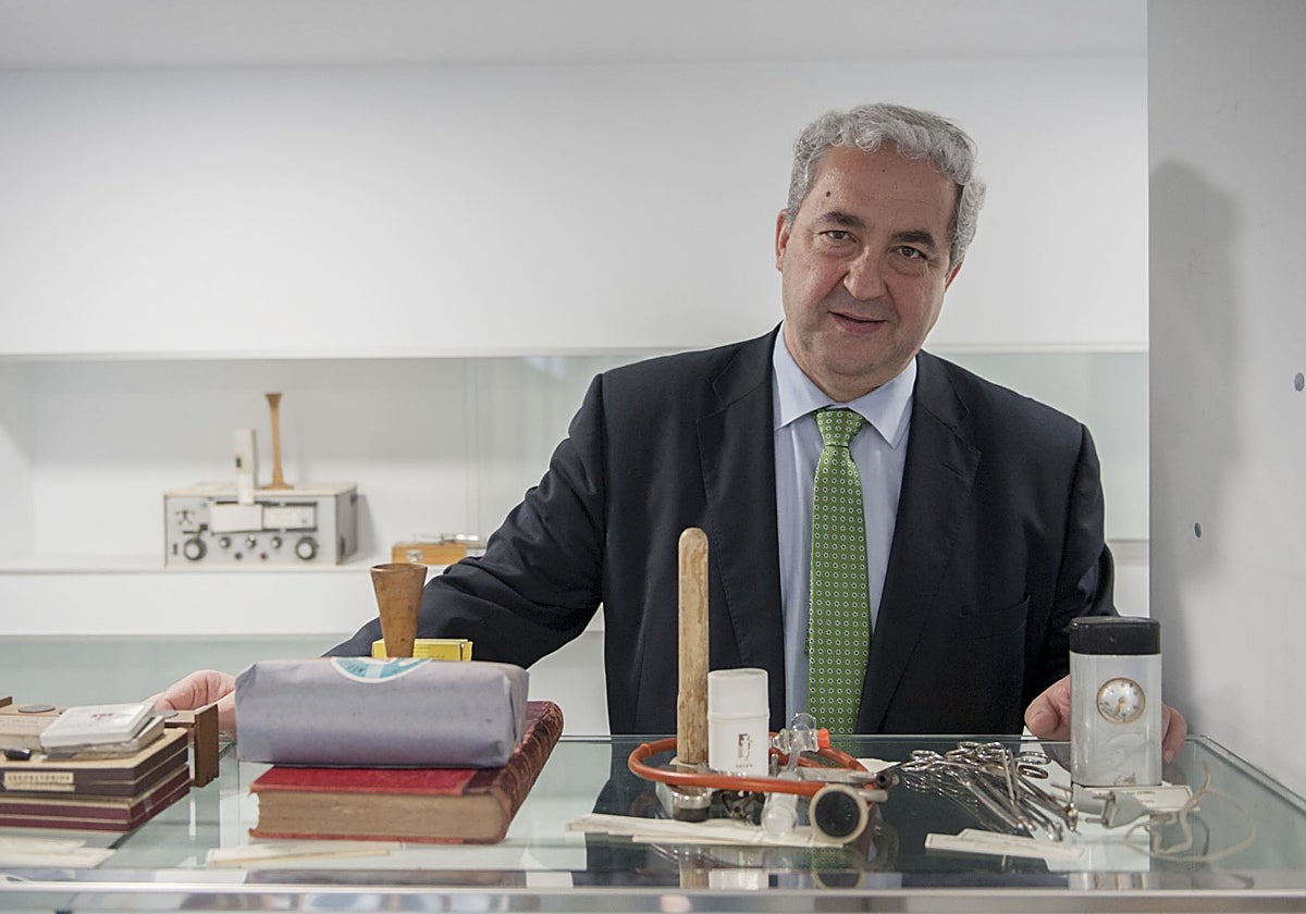 Javier Hernández de Sande preside el Colegio Oficial de Médicos de Cantabria y la Academia Cántabra de Gastronomía.
