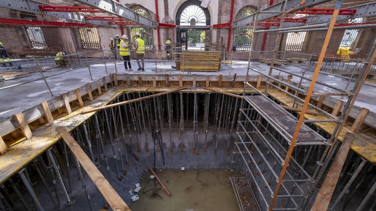 El hormigonado de las diversas plantas se acometerá en las próximas semanas. Al fondo, entrada del antiguo inmueble, que el Museo solo utilizará para citas institucionales.