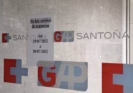 Cartel informando de la falta de médicos en el servicio de urgencias de Santoña.