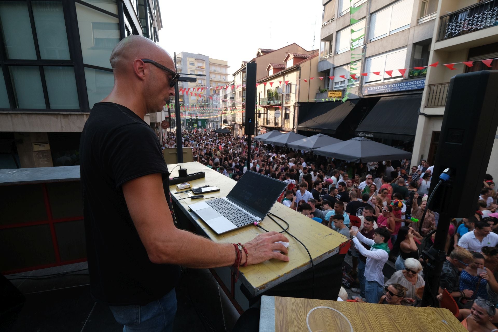Sesión de Dj en la tarde, cuando empezo a claudicar el sol.