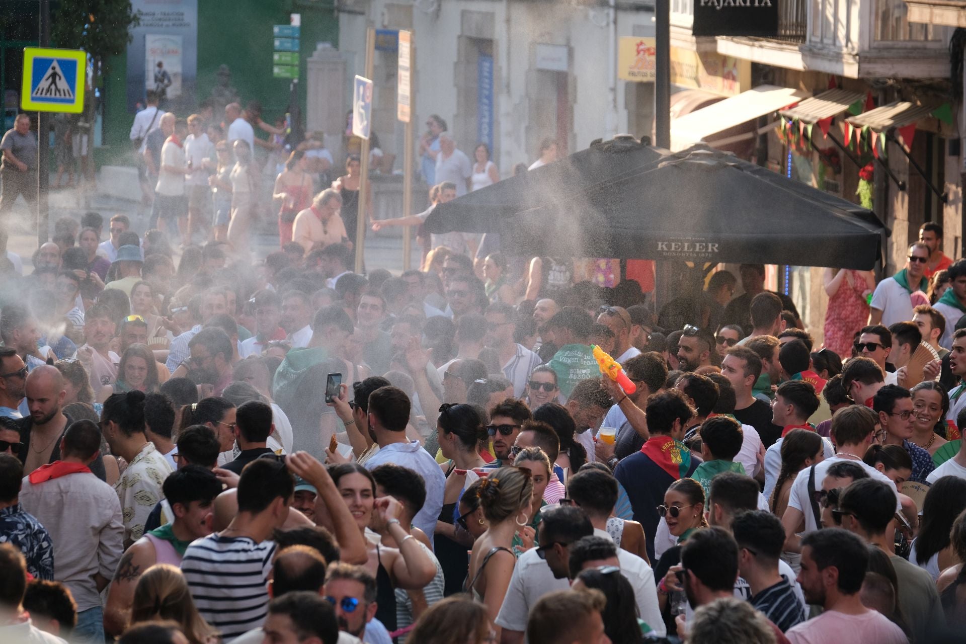 El ambiente fue animado, con público de todas las edades. Algunos asistentes bailaban, otros buscaban refugio en la sombra.