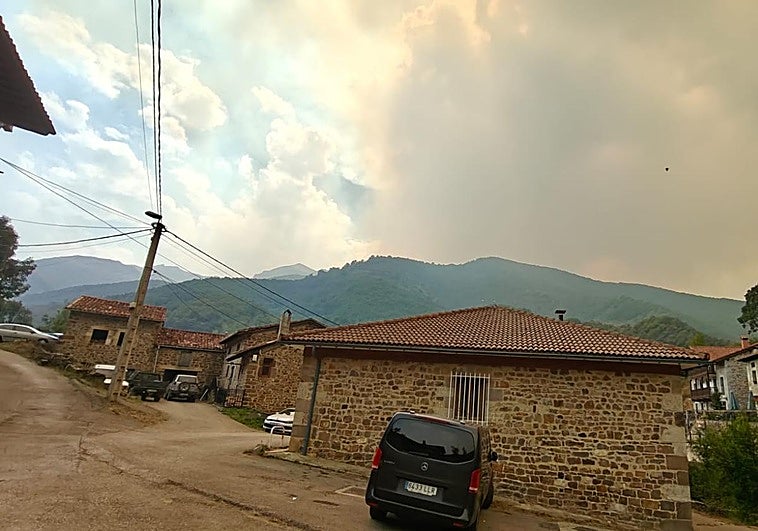 En Liébana es evidente el humo de los cercanos incendios de León en el límite con León