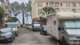 Algunas de las muchas autocaravanas que todos los días ocupan los viales de la urbanización de la playa de San Vicente.