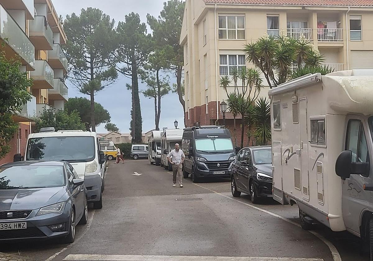Algunas de las muchas autocaravanas que todos los días ocupan los viales de la urbanización de la playa de San Vicente.