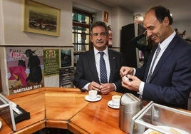 Ignacio Diego y Miguel Ángel Revilla en el traspaso de poderes tras las elecciones de 2015.