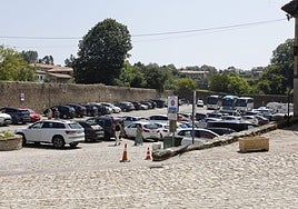 Aparcamiento principal ubicado en uno de los accesos a Santillana del Mar.