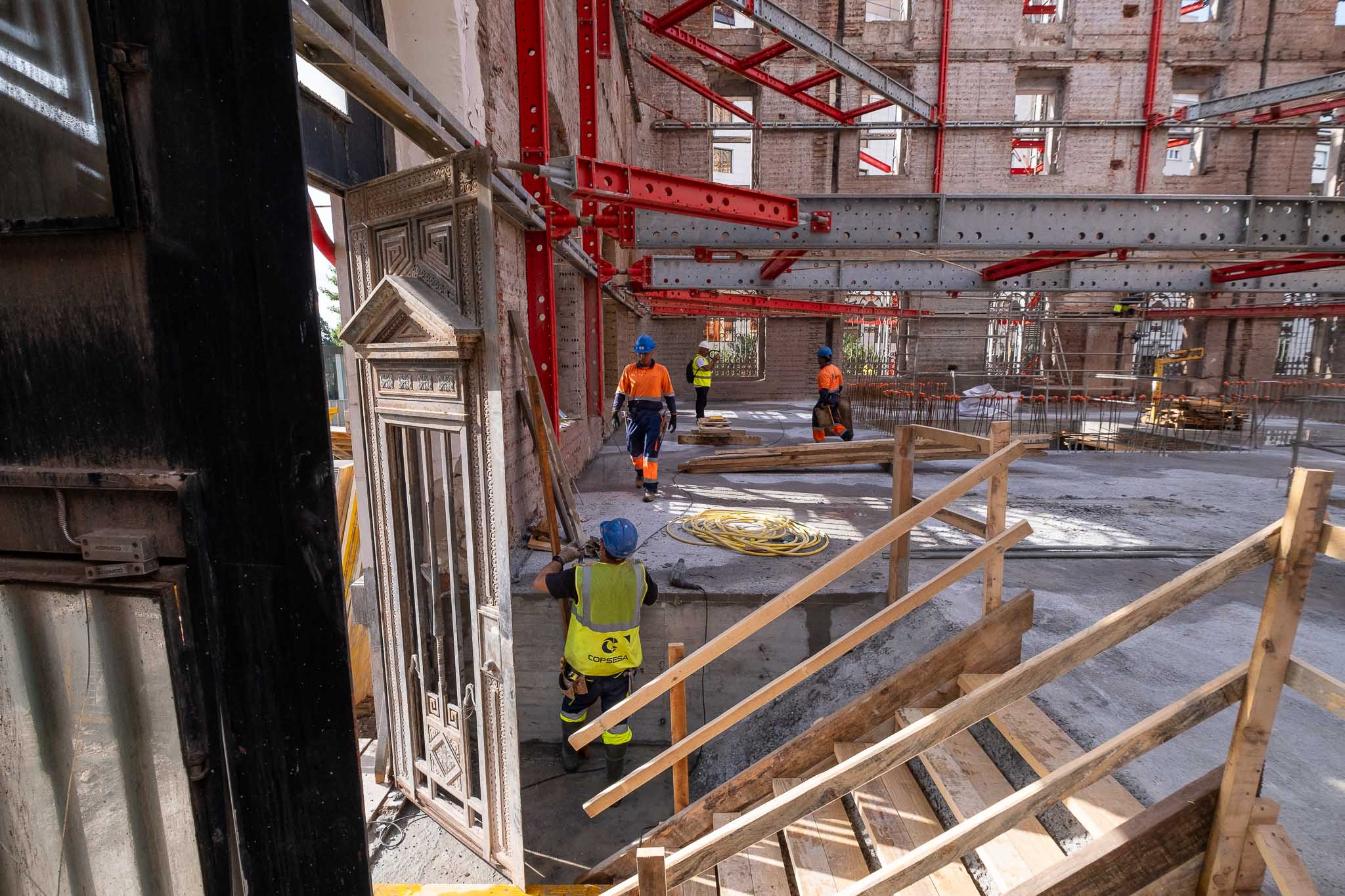 La planta de acceso principal se localizará en el sótano -1, por debajo de la planta baja, en mejor contacto con la calle para permitir un acceso peatonal universal libre de obstáculos. 