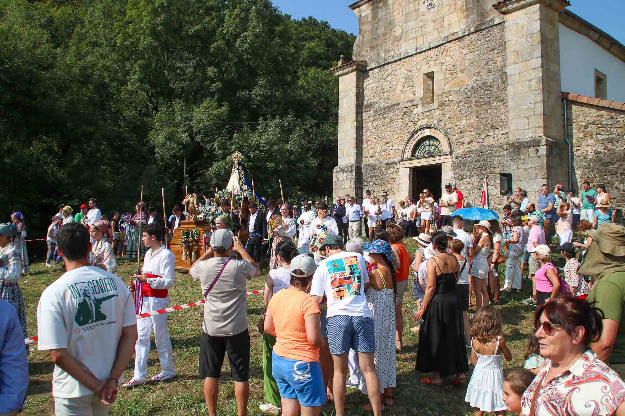Los asistentes esperan a que  aparezca la imagen de la patrona.