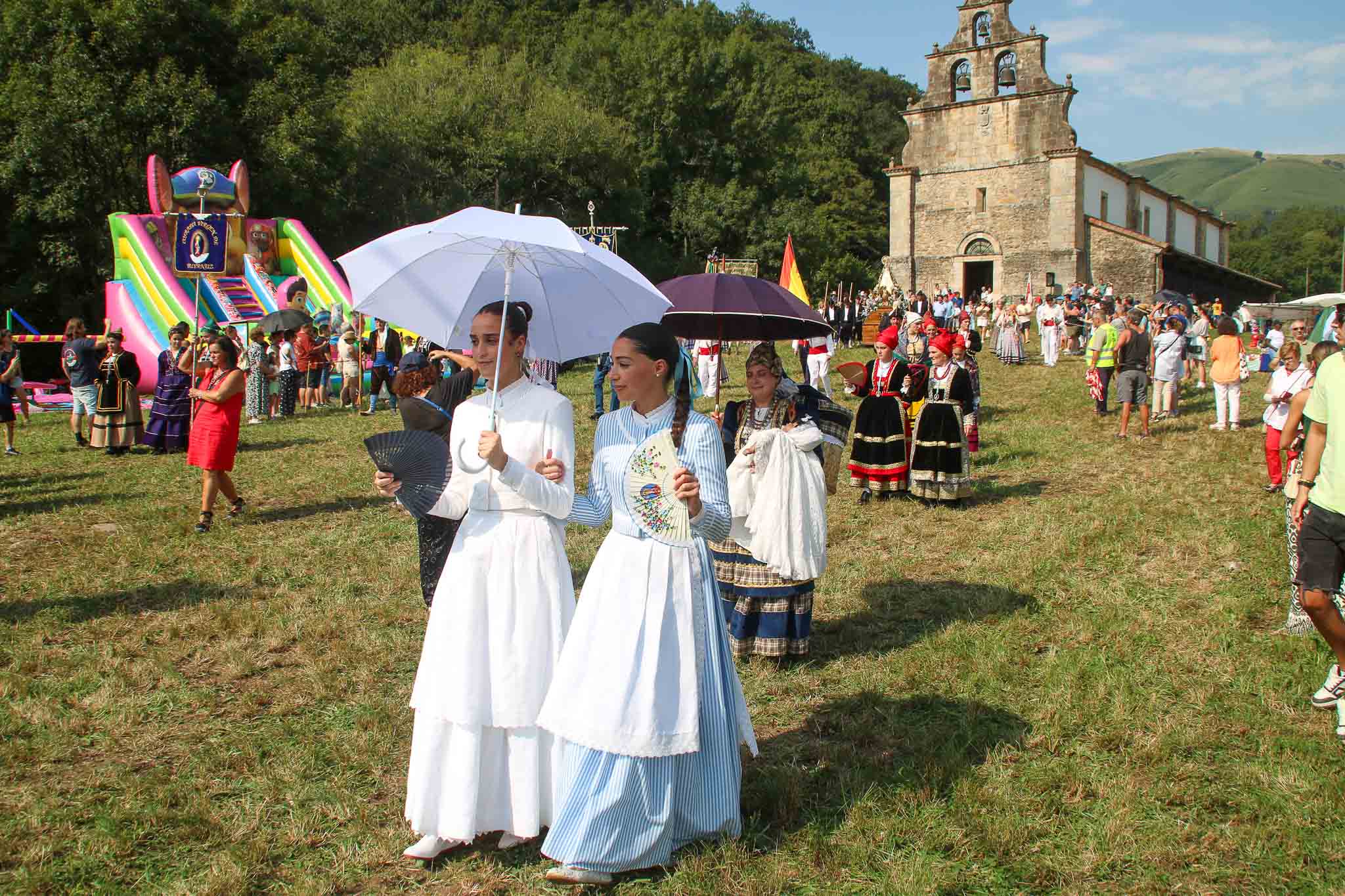 Comitiva que acompaña ala virgen con trajes de amas de cría pasiega.