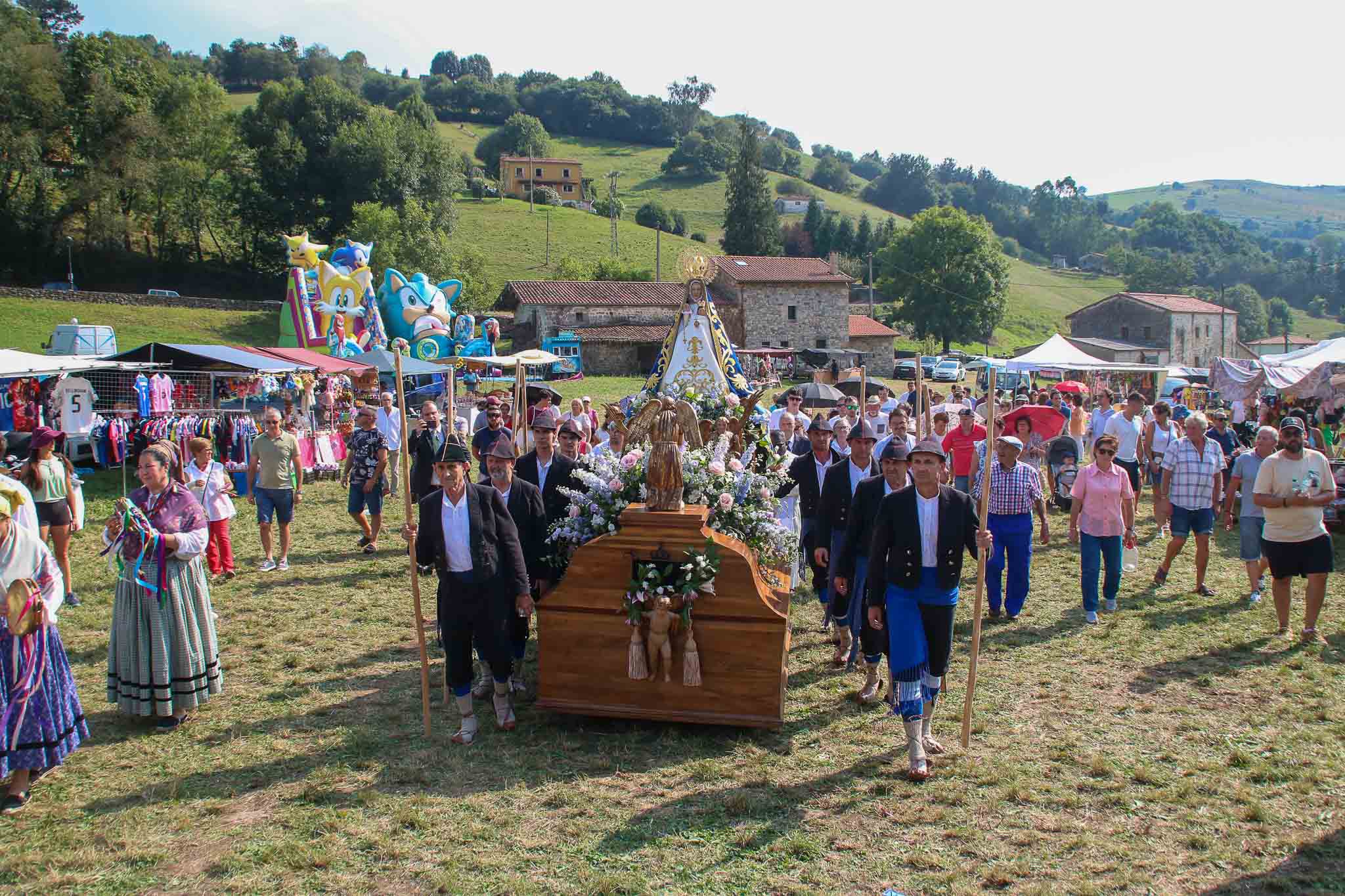 La romería ha sido mucho más ágil y rápida de lo habitual debido a las altas temperaturas.