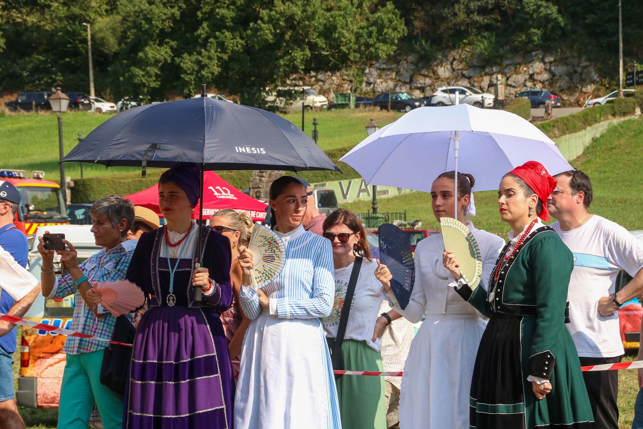 En la jornada no faltaron paraguas y abanicos para enfrentar al extremo calor, que sobrepasaba los 40ª.