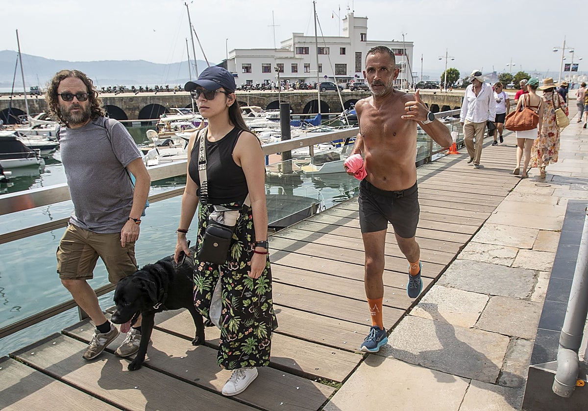 Un valiente aprovecha el día de fiesta para echar una carrera a pleno sol.