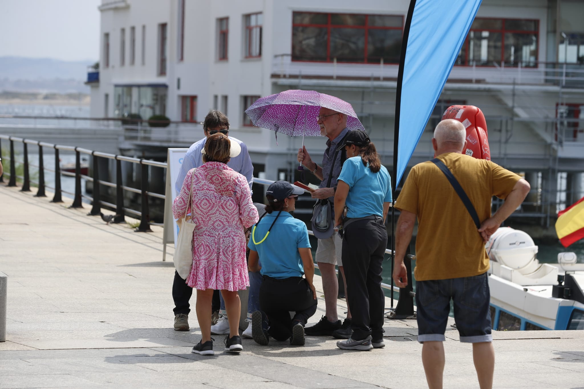 Una m ujer es atendida por un golpe de calor cerca del Club Marítimo de Santander.