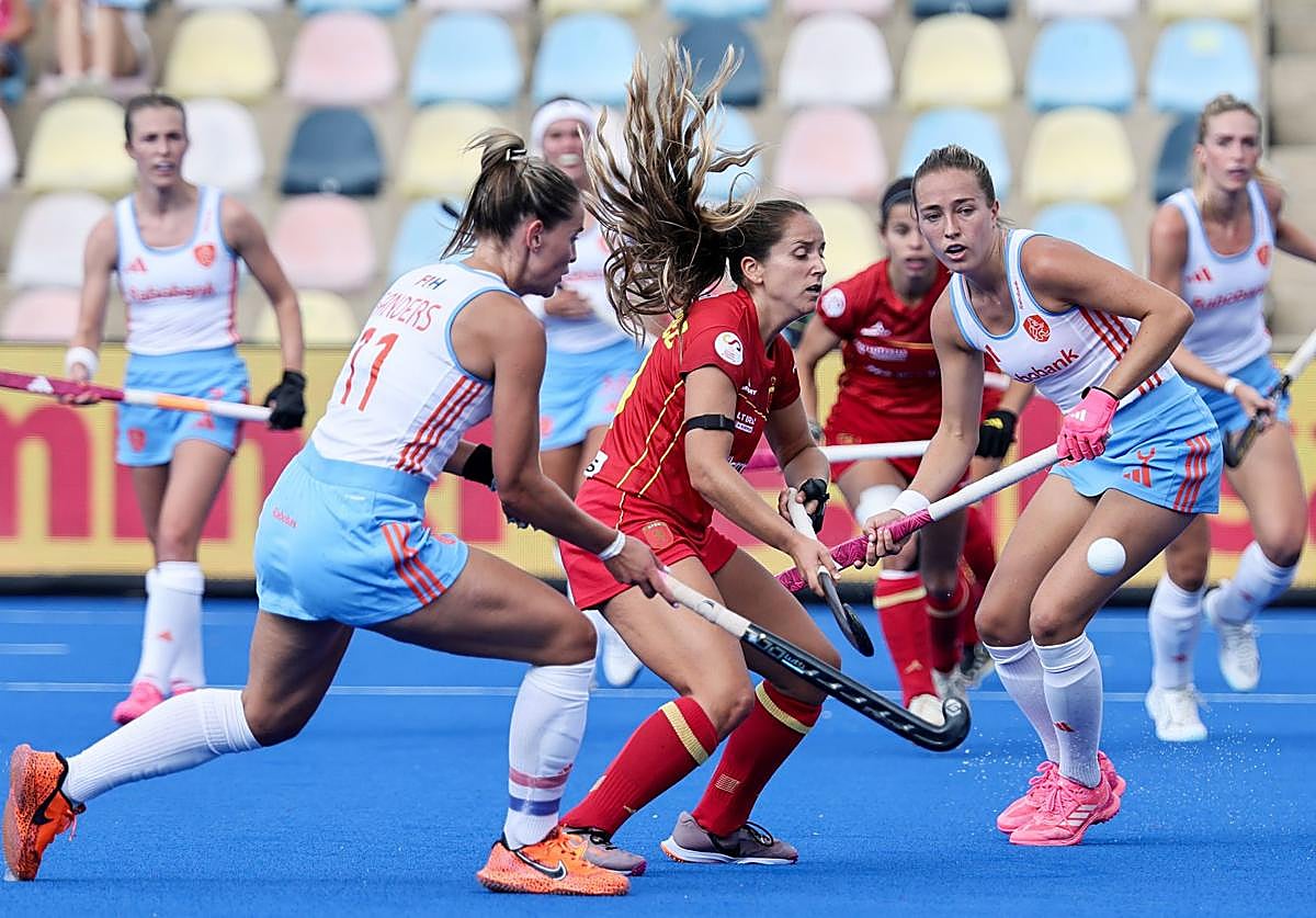 La cántabra Patricia Álvarez pelea por la pelota ante Sanders (izquierda) y Van Laarhoven.