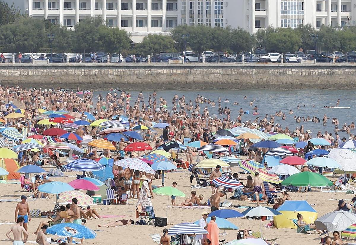 La Segunda de El Sardinero abarrotada de gente