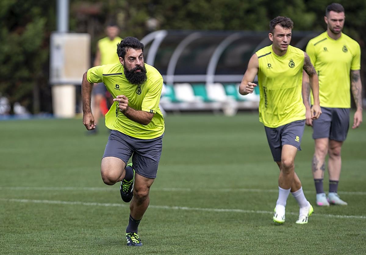 Asier Villalibre será titular este sábado en su debut como verdiblanco en partido oficial