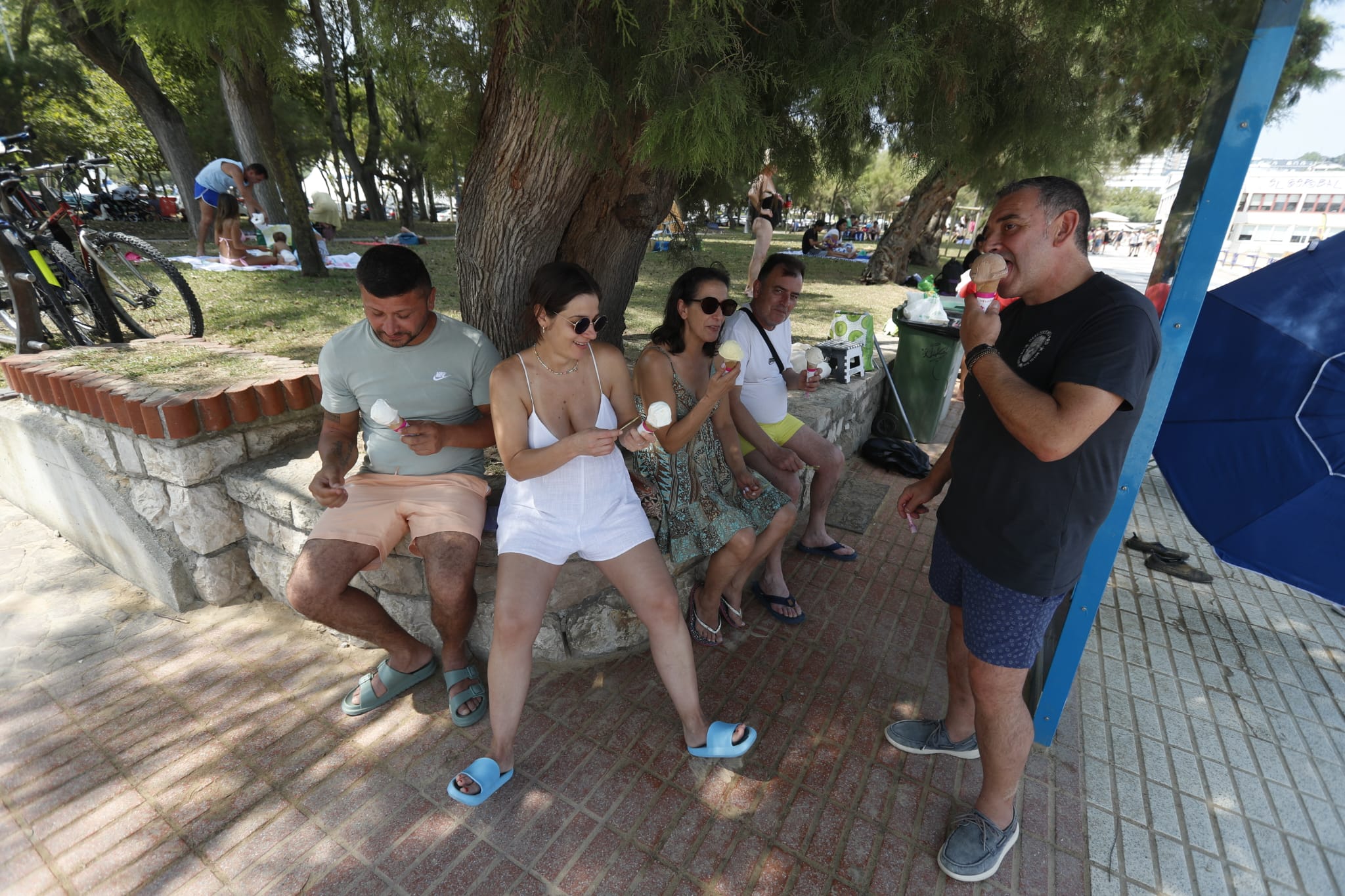 Un grupo toma unos helados en El Sardinero para combatir el calor.