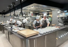 Concentrados. Comienza el servicio y cada miembro del equipo de cocina está en su partida. Las conversaciones se limitan a coordinarse al ritmo de las comandas.