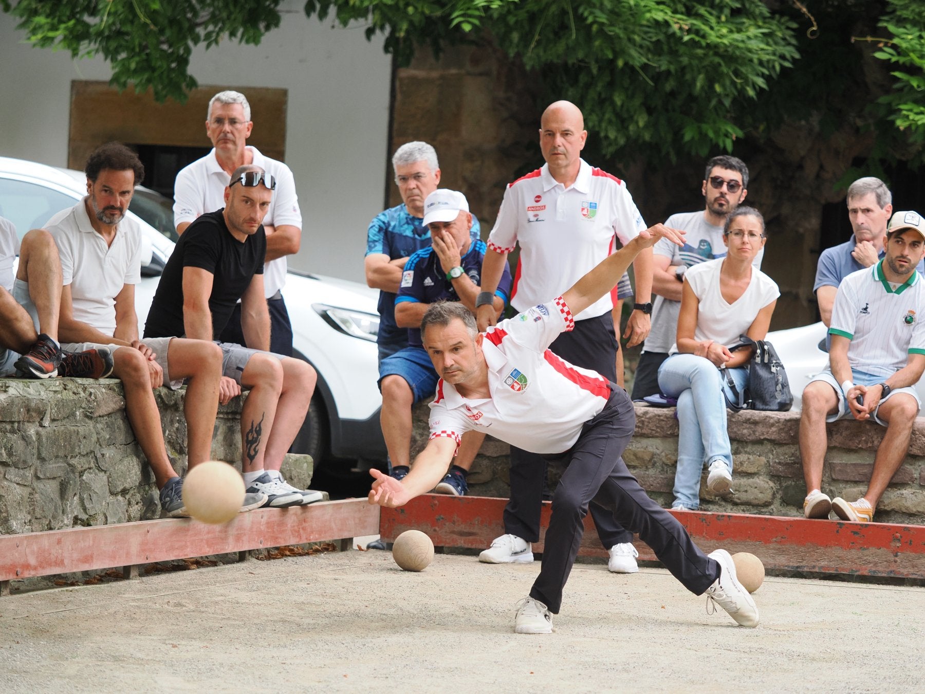 Óscar González lanza una bola en esta primera jornada del Nacional de parejas.