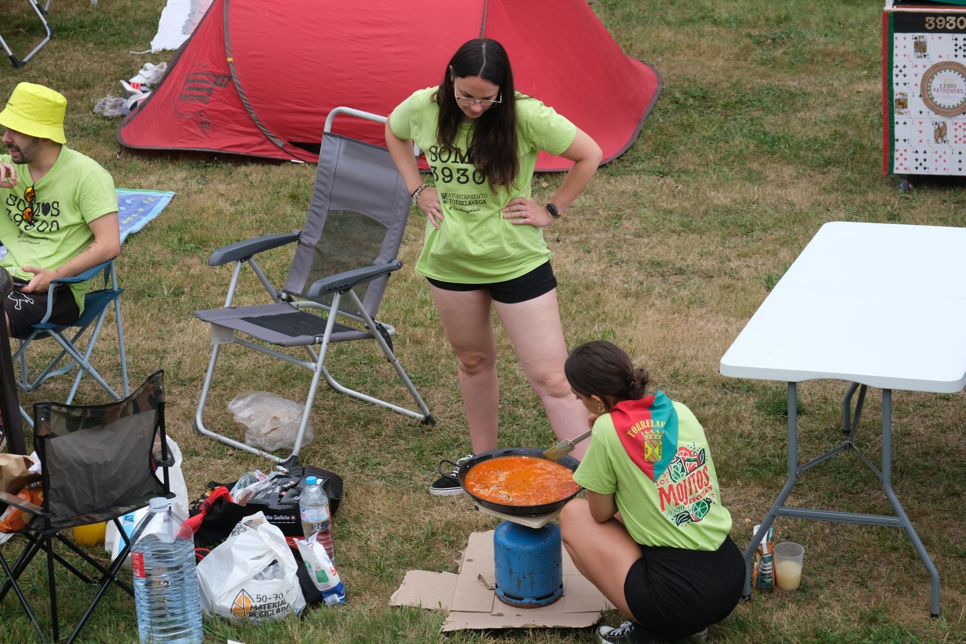 Las peñas se las ingenian con lo que tienen.