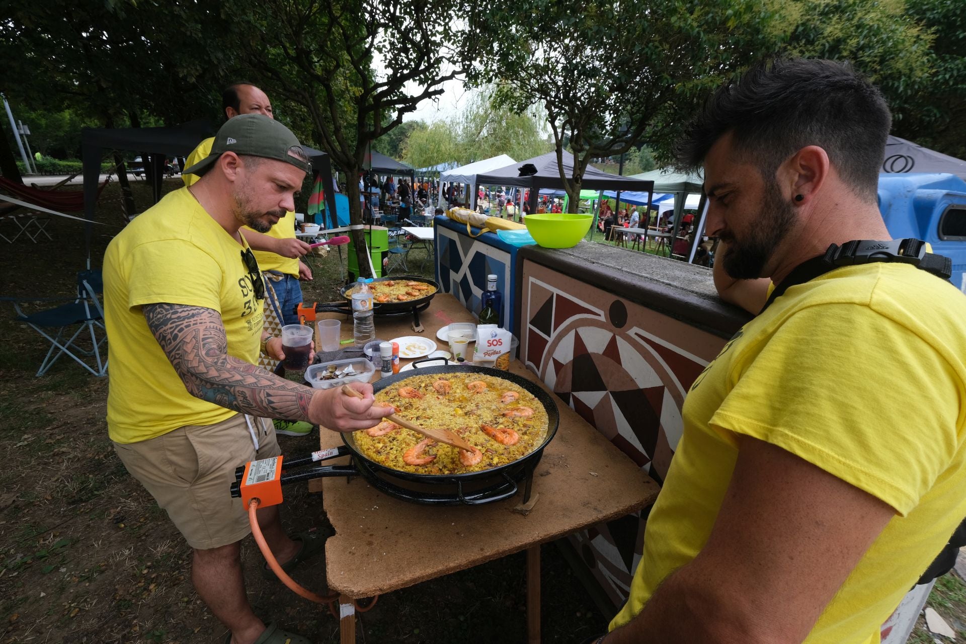 Grupo de cocineros afinando la presentación del arroz.
